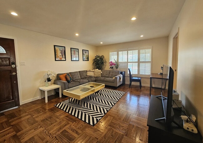 Building Photo - 104 Del Prado Dr
