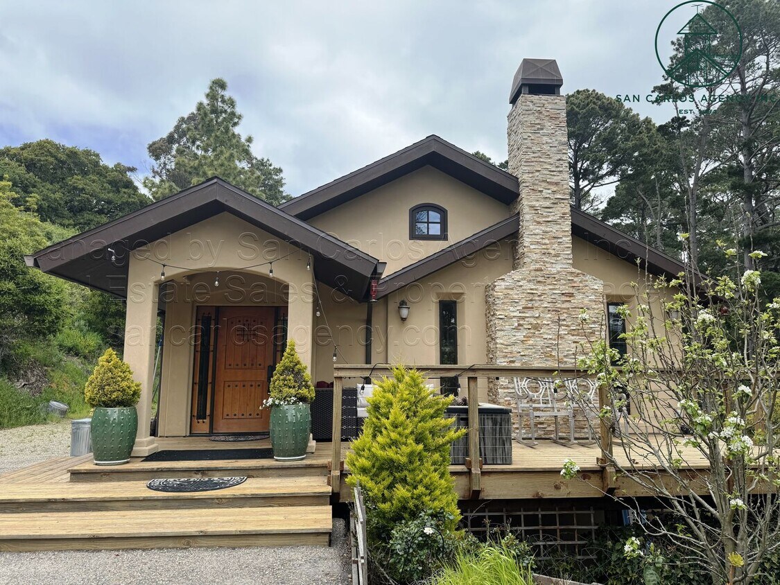 Primary Photo - Private & Updated Three Bedroom Carmel Kno...