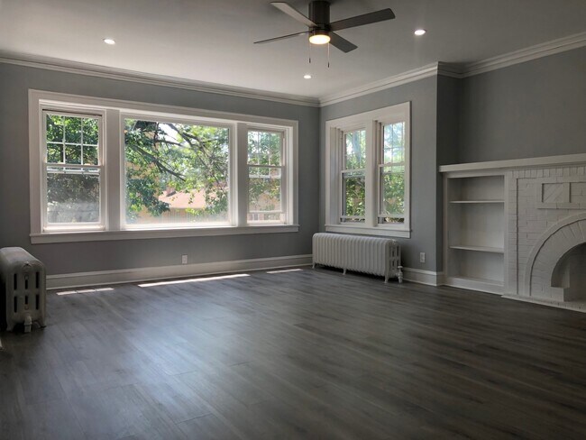 Building Photo - 2418 W Lunt Ave