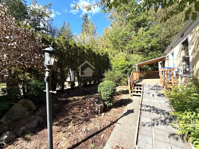 Foto del edificio - Cozy Oak Bay Retreat: Bright 1 Bedroom With Wood Stove and Private Deck