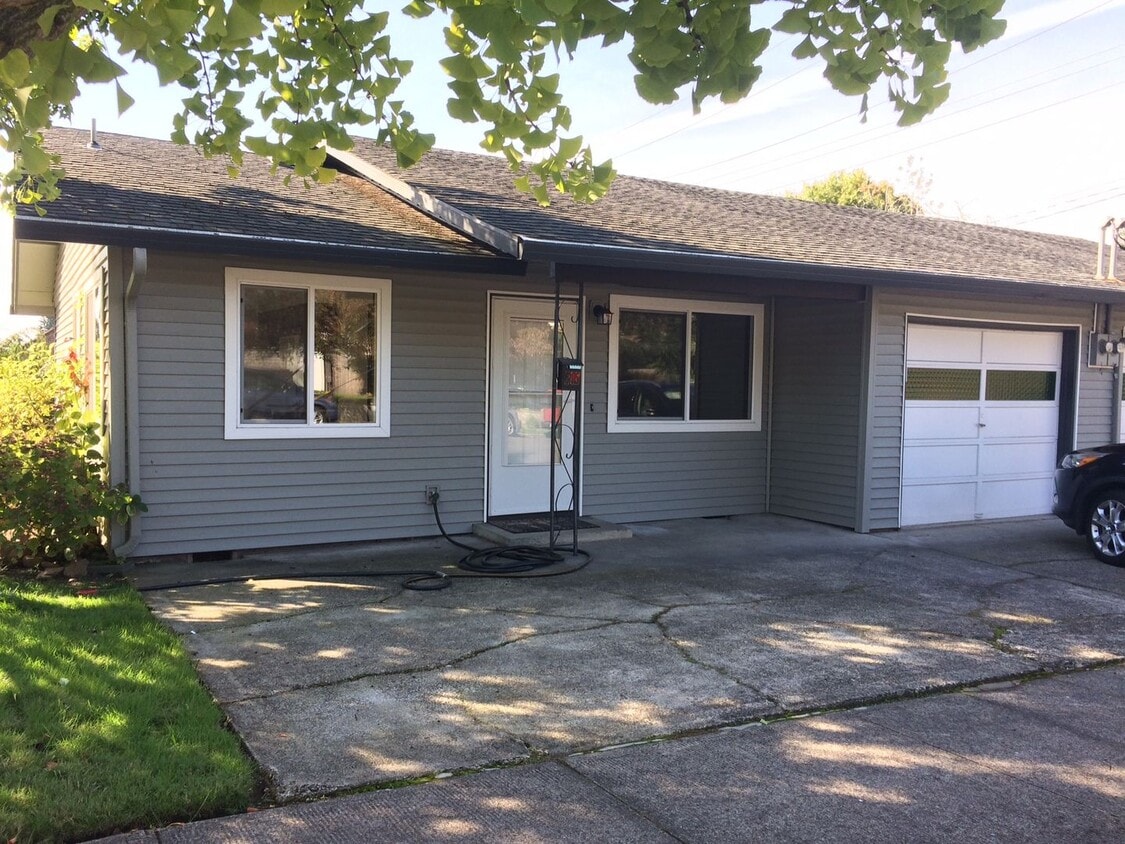 Photo - Well Maintained Arnada Park Duplex w/ Garage for Rent - 615 E. 22nd St