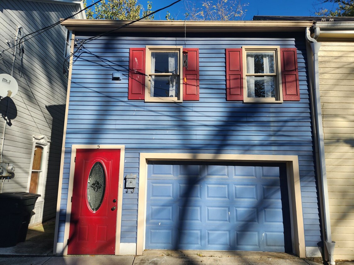 Primary Photo - Great Second Floor Apartment