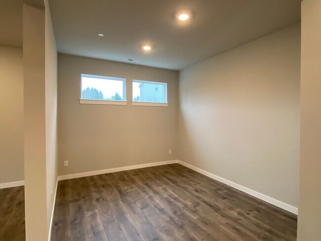 Foto del edificio - Contemporary 5 bedroom, 3120 sqft. home built in 2021