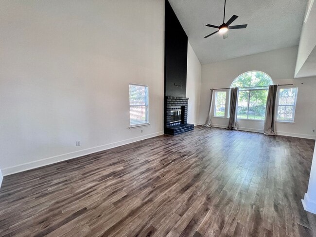 Building Photo - $2,495 Shepherd & Maple, 3 Bedroom 3 full ...