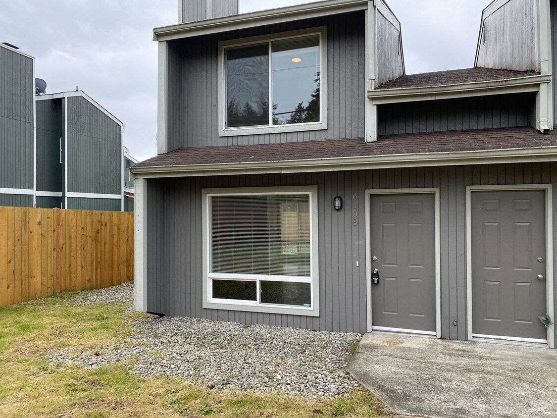 Foto principal - 6106-6108 29th St NE