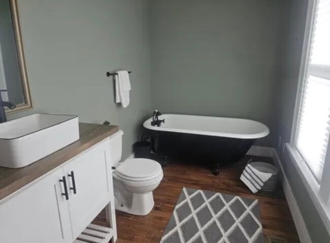 Building Photo - 719 S Market St