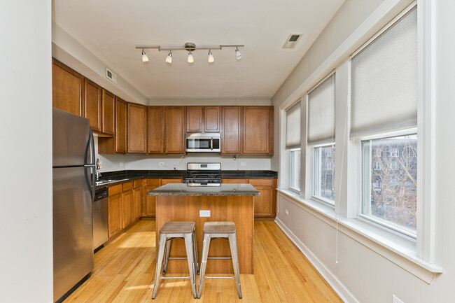 Building Photo - 3041 W Diversey Ave