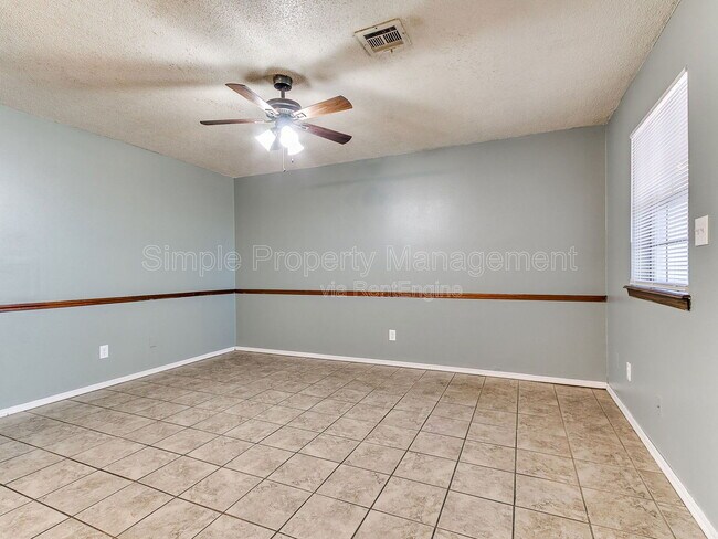 Foto del edificio - 2205 Donna Dr