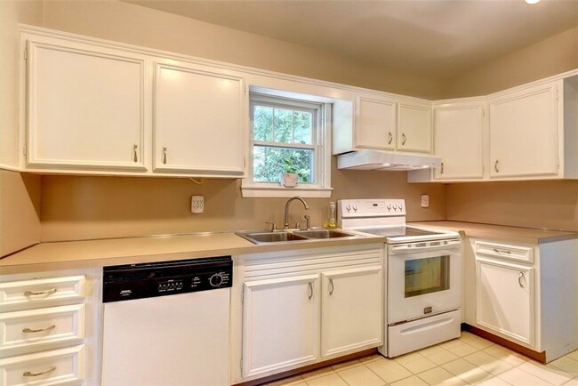 Building Photo - ****Pawtucket/Oakhill - Three Bed Single F...