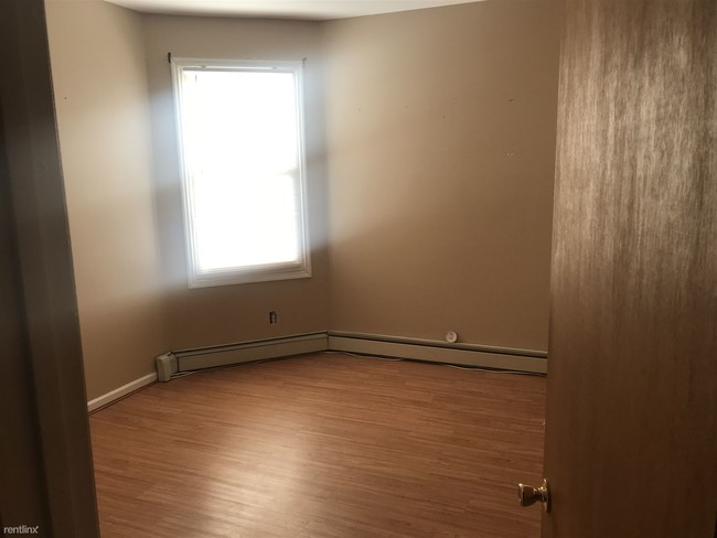 Building Photo - 2 br, 1 bath Apartment - 605 Harrison Ave #4
