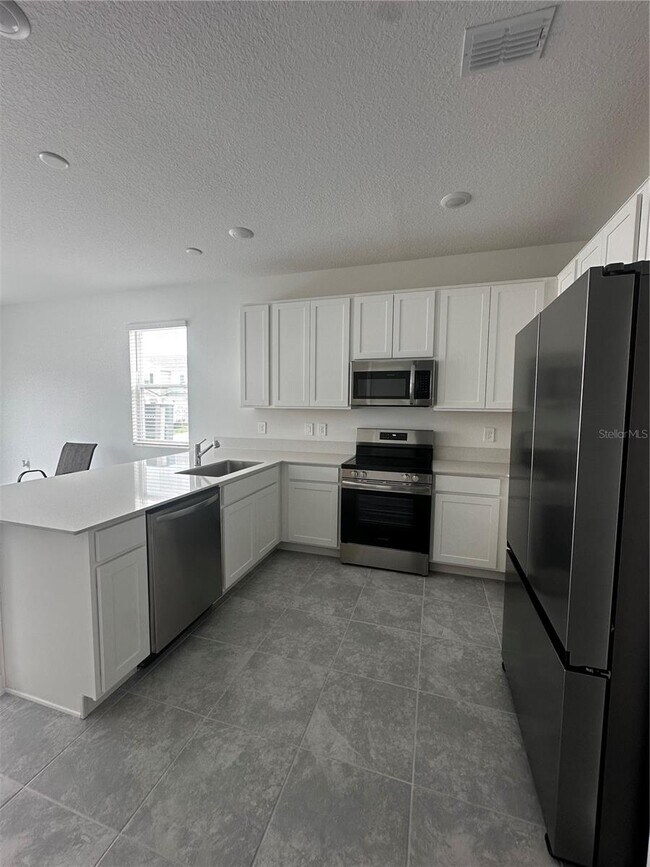 Building Photo - 3063 Chantilly Dr