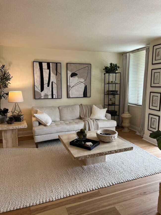 Photo - 400 E Colonial Dr Apartment