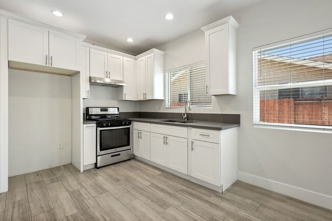 Building Photo - 1740-1742 Rose Ave Triplex