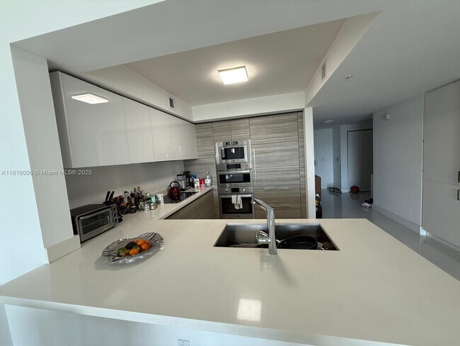 Building Photo - 300 Sunny Isles Blvd