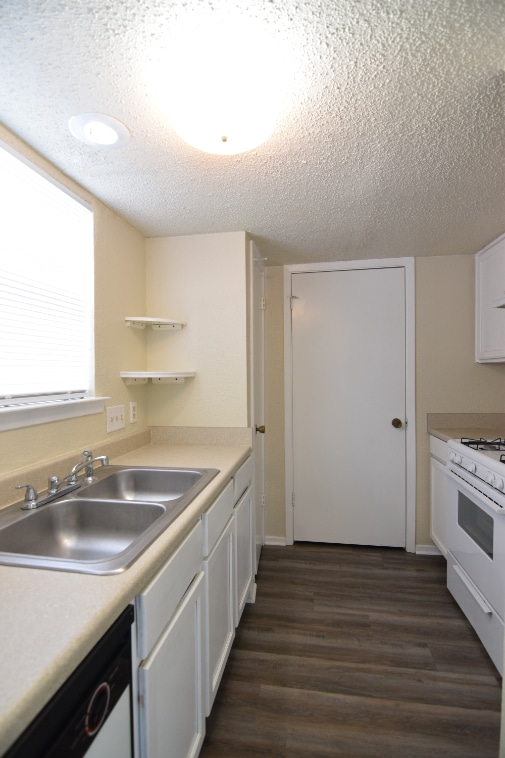 Building Photo - 1302 Royal Crest Dr