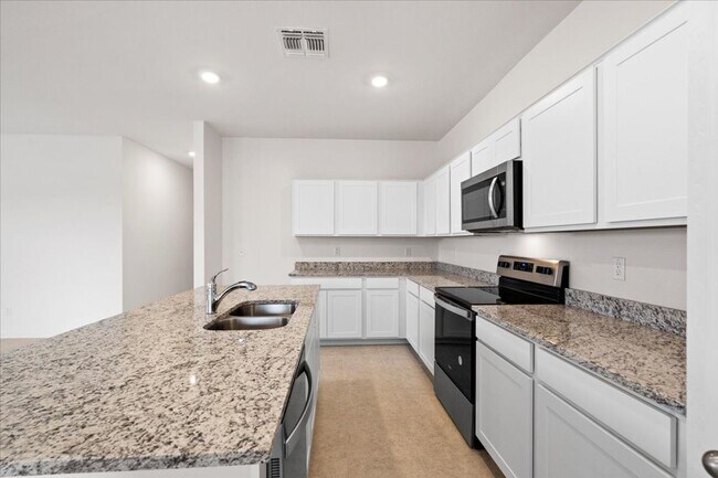 Building Photo - 4 Bedroom Home with Mountain Views Now Ava...