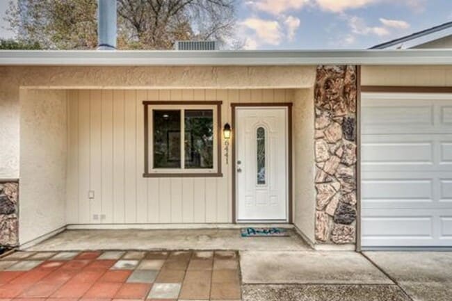 Building Photo - Beautiful Renovated 3/2 Home In Citrus Hei...