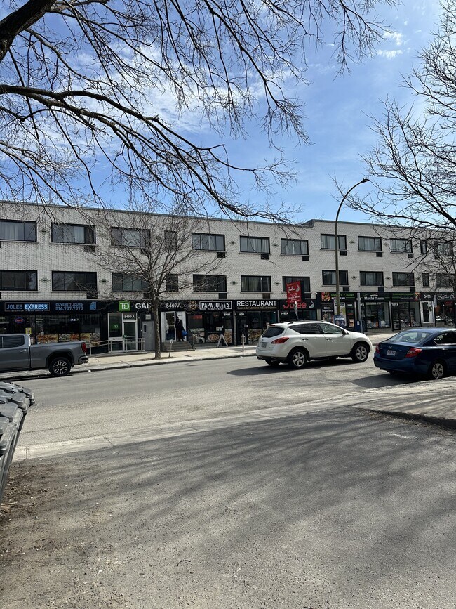 Building Photo - 5491 Av. Victoria