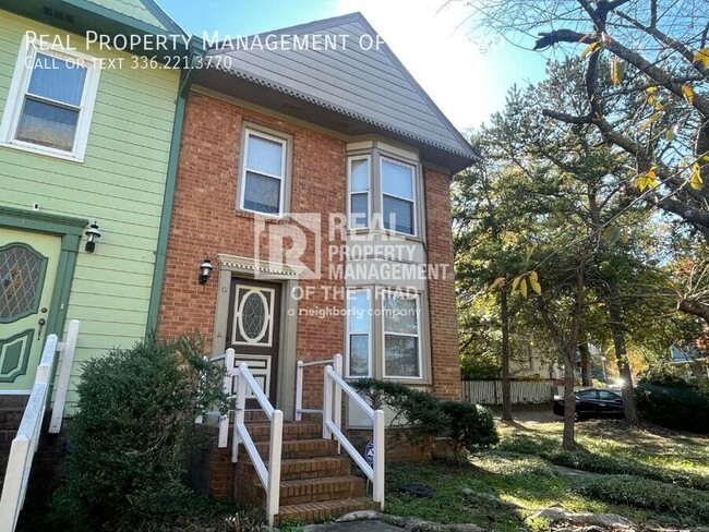 Building Photo - Cozy End Unit Townhouse & Convenient Location