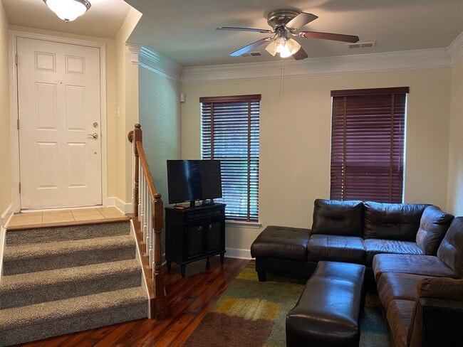 Building Photo - Lovely 3 Bedroom / 2.5 Bathroom Townhome i...