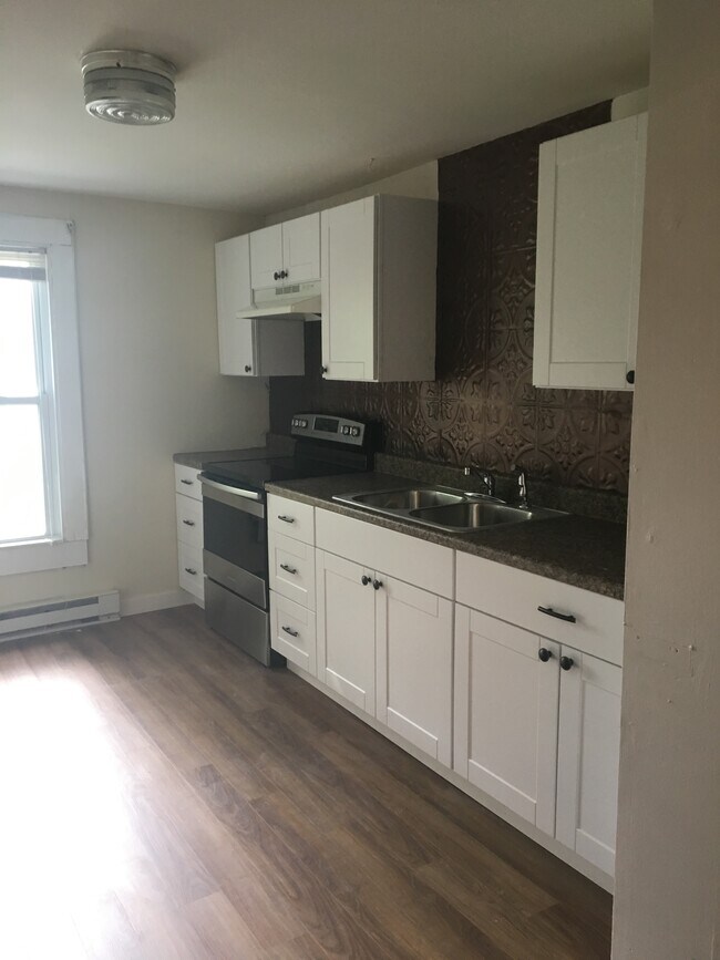 Galley kitchen - 18 E Broome St