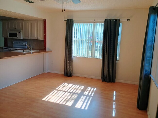 Foto del edificio - 2 bedroom 2 bathroom home with a screened in porch