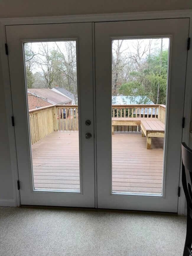 To deck - 304 Lindsay St