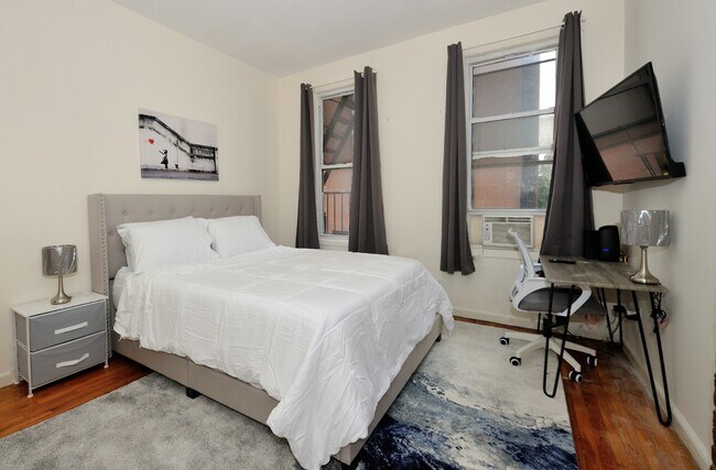 Building Photo - 300 E 92nd St