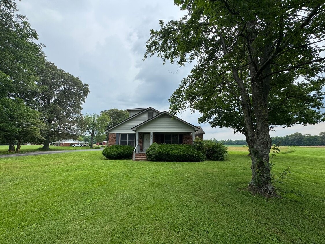 Primary Photo - Prime Location! 3 Bed Home on Highway to M...