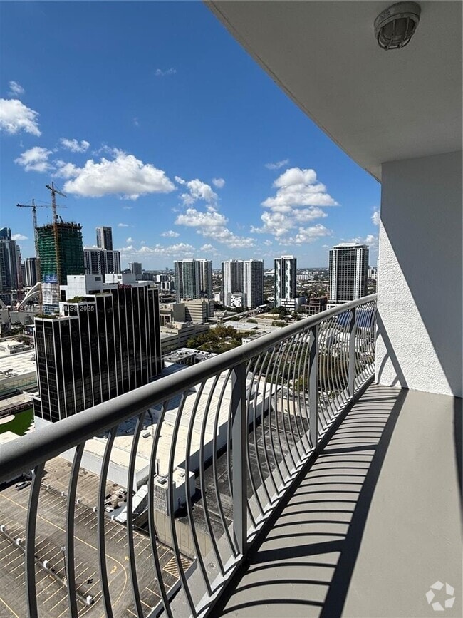 Building Photo - 1750 N Bayshore Dr
