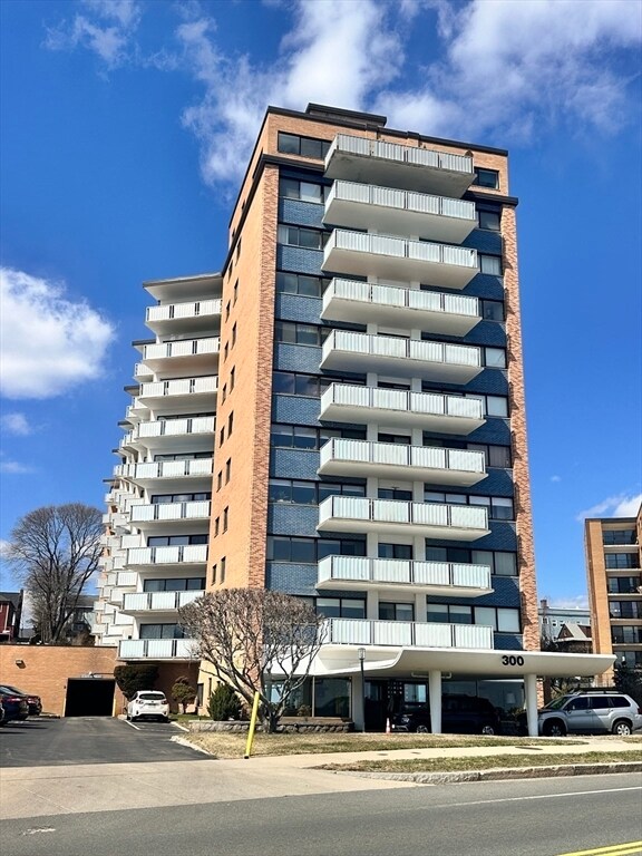 Building Photo - 300 Lynn Shore Dr