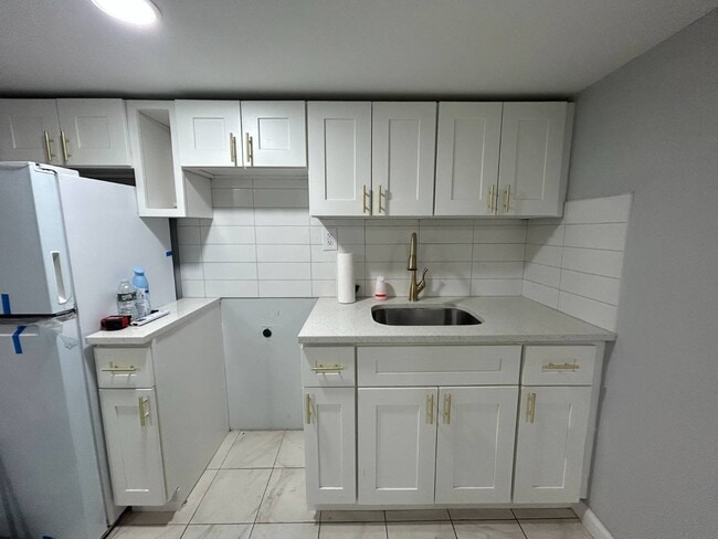 Building Photo - 681 Rhinelander Ave