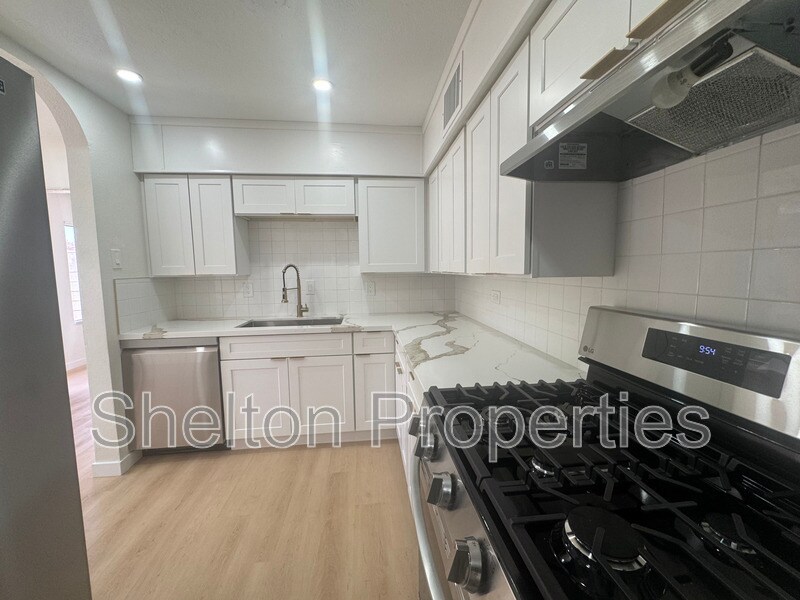 Primary Photo - 2047 E Virginia Ave