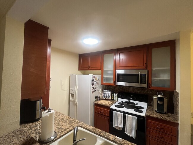 kitchen - 5460 White Oak Ave