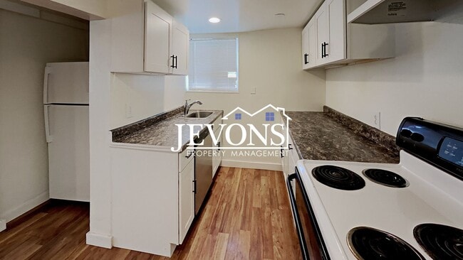 Building Photo - Inviting 2-bedroom 4-plex near Pritchard I...