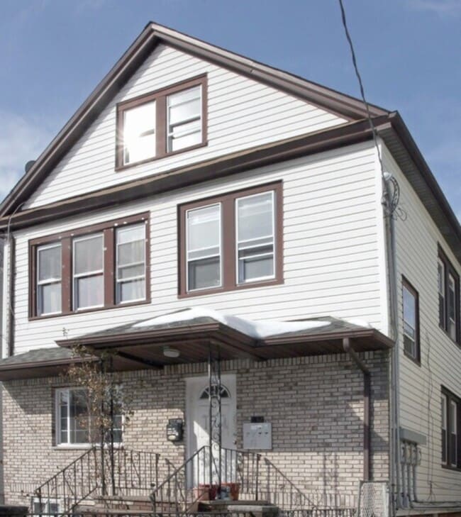 Building Photo - 632 Adams Ave