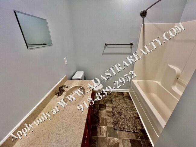 Foto del edificio - Beautiful Gardner Townhome-Available in MAY!!