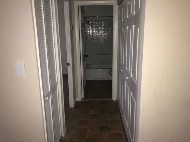 Building Photo - 1 Bed 1 Bath Hedgewood Apartment