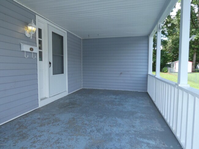 Building Photo - 395 Maple St