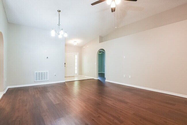 Foto del edificio - 13825 Econ Woods Ln
