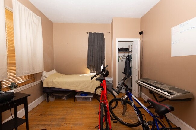 Building Photo - Allston 4bedroom /  1.5bath available September 1st $4700