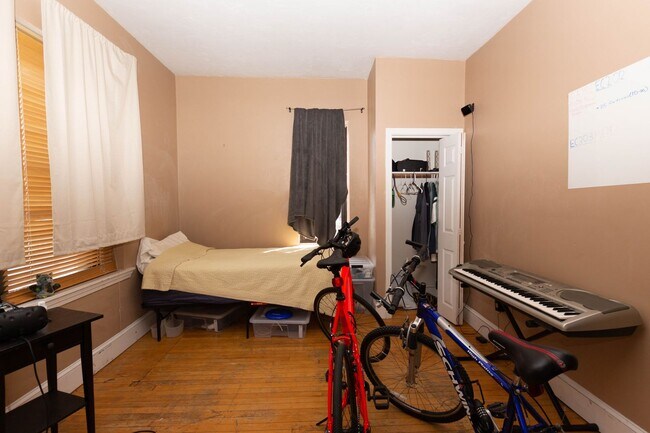 Foto del edificio - Allston 4bedroom /  1.5bath available September 1st $4700