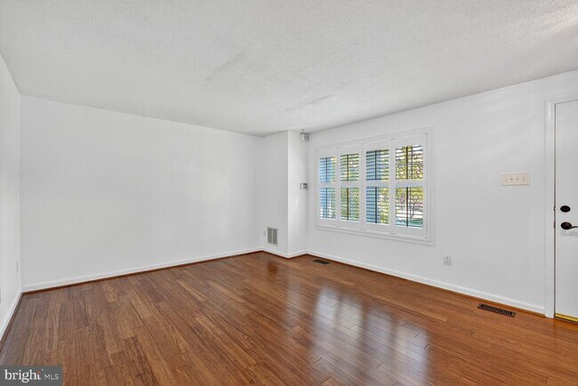 Foto del edificio - 5320 Larochelle Ct
