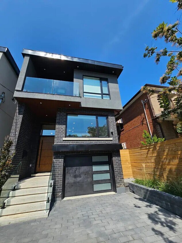 Primary Photo - 2 Holmstead Av