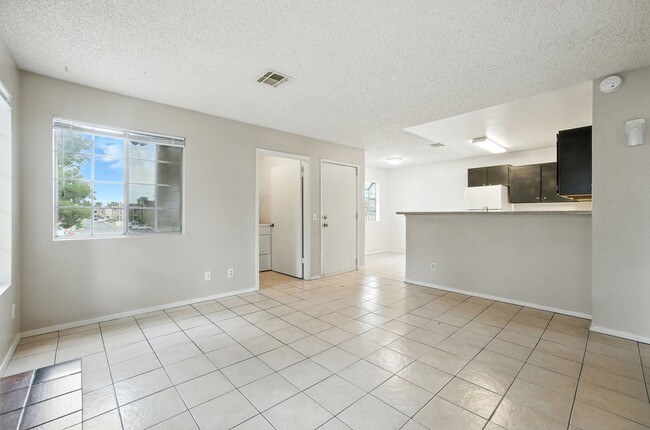 Foto del edificio - First floor 2-Bedroom, 1-Bath with Firepla...