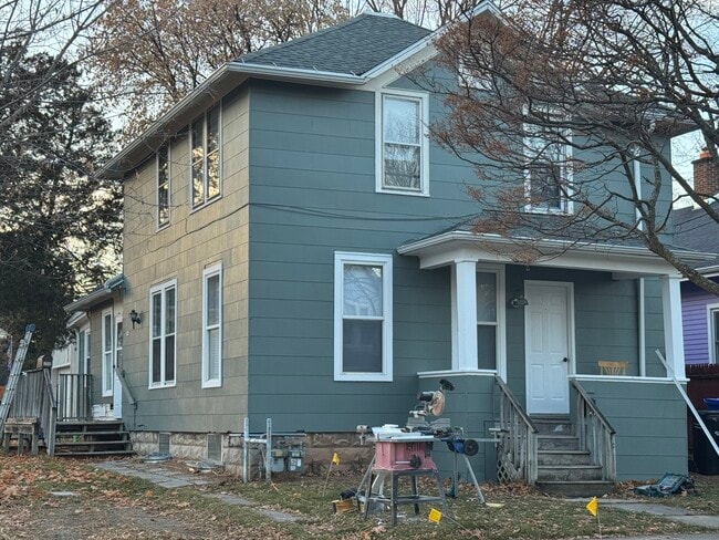 Building Photo - 1005 N State St