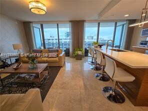 Foto del edificio - 5875 Collins Ave