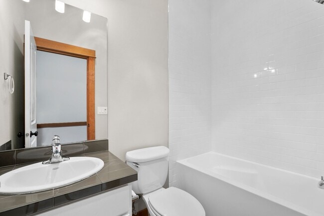 Building Photo - Immaculate West Seattle Townhome