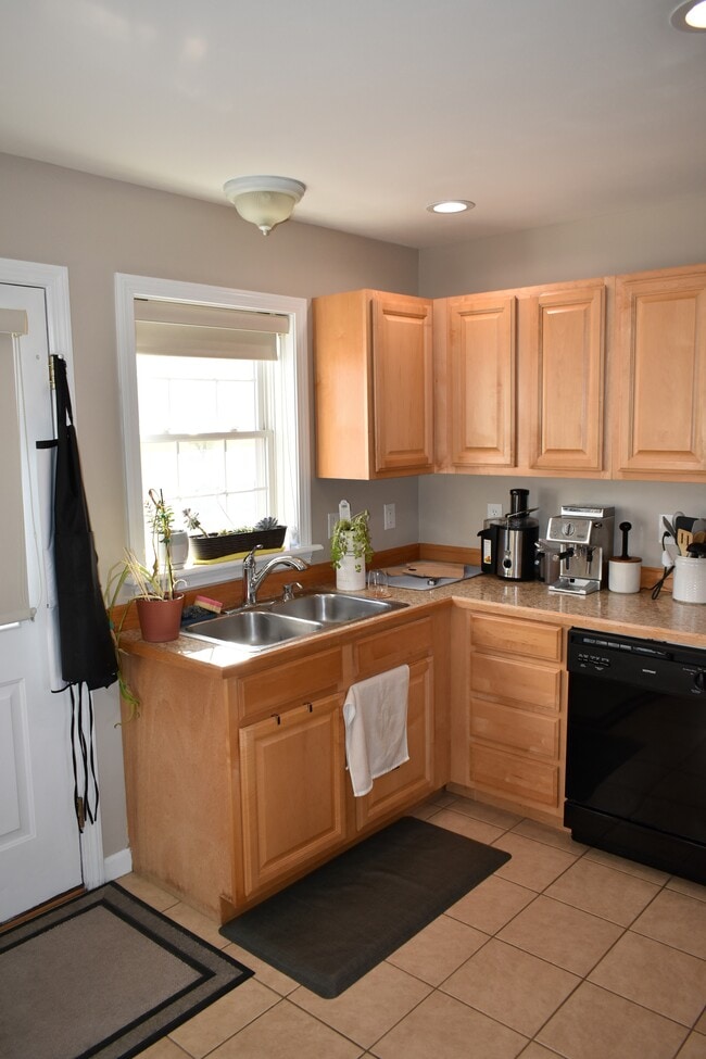 Building Photo - 39 River Village Dr