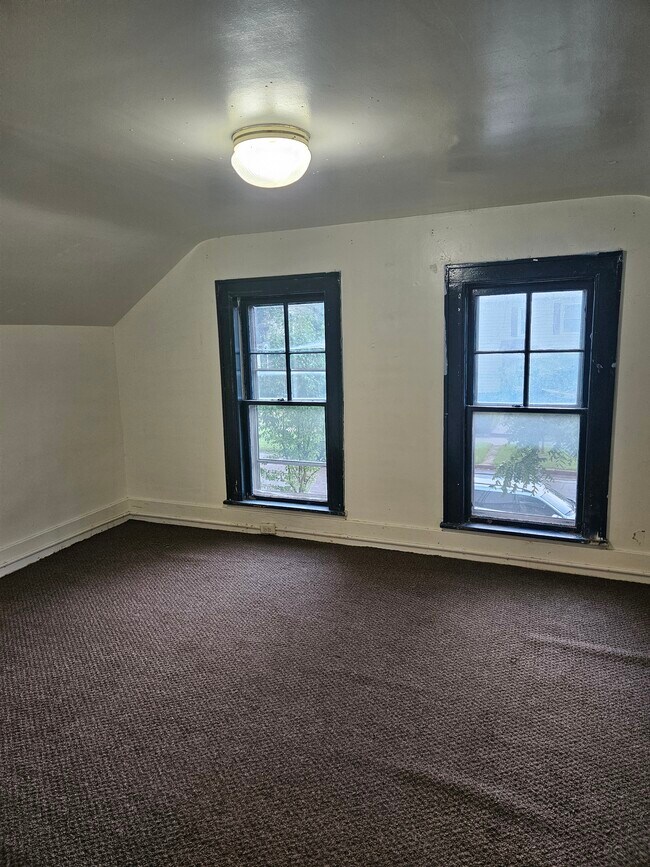 Building Photo - 215 7th St NE